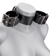 Charger l'image dans la galerie, Collier avec menottes en similicuir