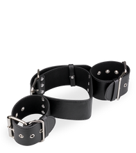 Charger l'image dans la galerie, Collier avec menottes en similicuir